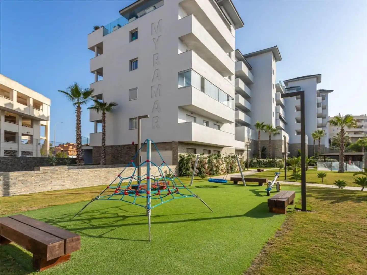 Flat for sale in Calle Arquitectos, 1, Castillo Sohail - Myramar Exterior view of Flat for sale in Fuengirola with Air Conditioner, Heating and Private garden