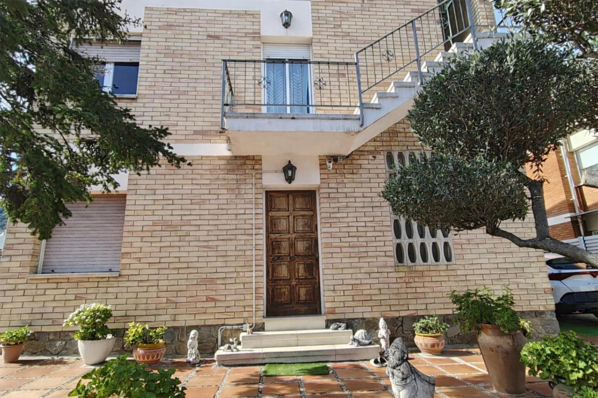 Casa o xalet en venda a Carrer Joan Tarruella, 67, Pallejà Vista exterior de Casa o xalet en venda en Pallejà amb Terrassa