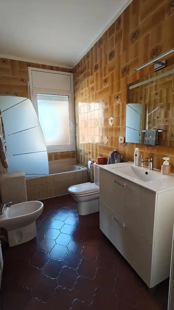 Flat for sale in Carrer Joan Tarruella, 67, Pallejà Bathroom of Flat for sale in Pallejà with Air Conditioner, Terrace and Balcony
