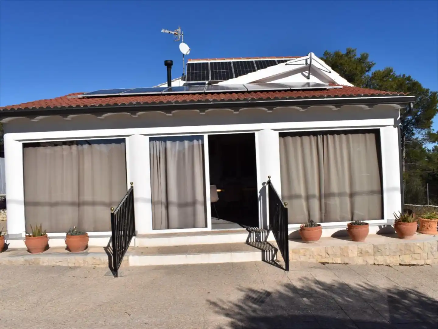 Casa o xalet en venda a Carrer Mirador D'enguera, 32, Mogente / Moixent Vista exterior de Casa o xalet en venda en Mogente / Moixent amb Aire condicionat, Terrassa i Piscina