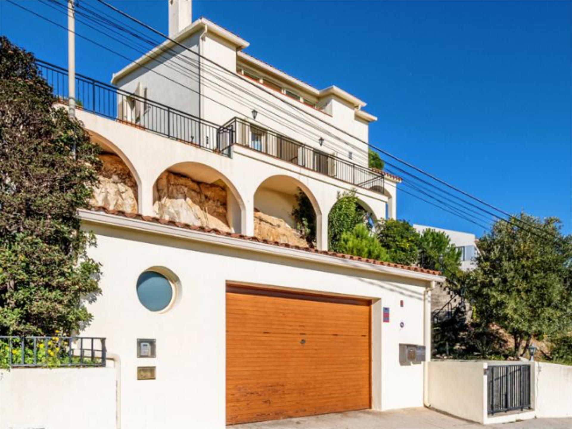 Vista exterior de Pis en venda en Alella amb Jardí privat, Terrassa i Traster