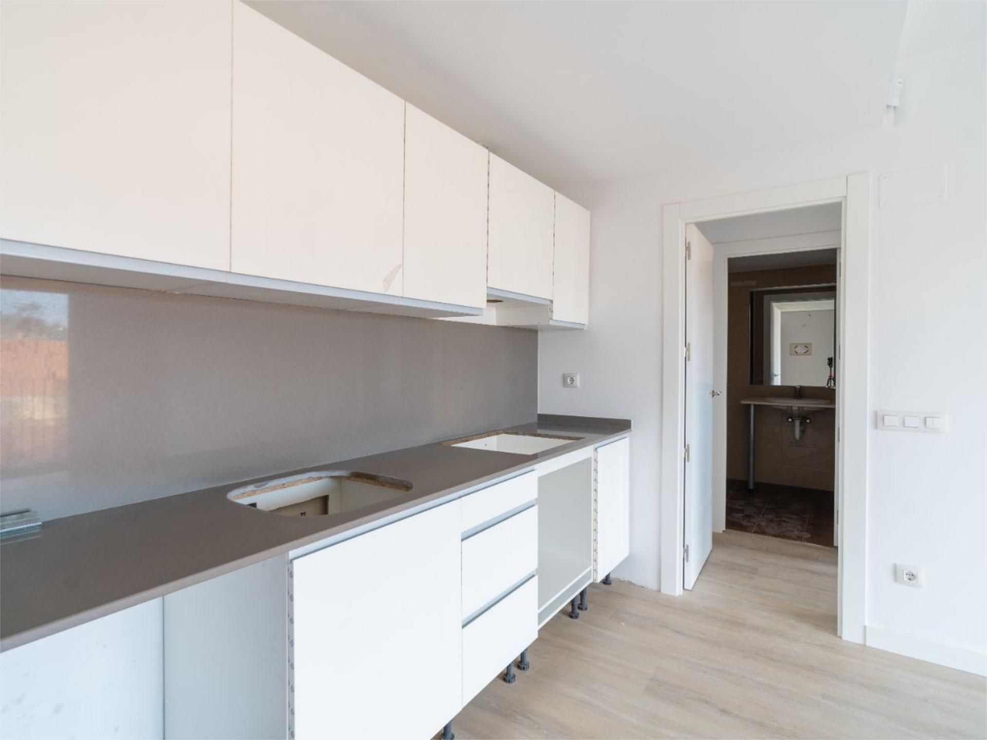 Kitchen of Flat for sale in La Bisbal d'Empordà  with Air Conditioner and Balcony