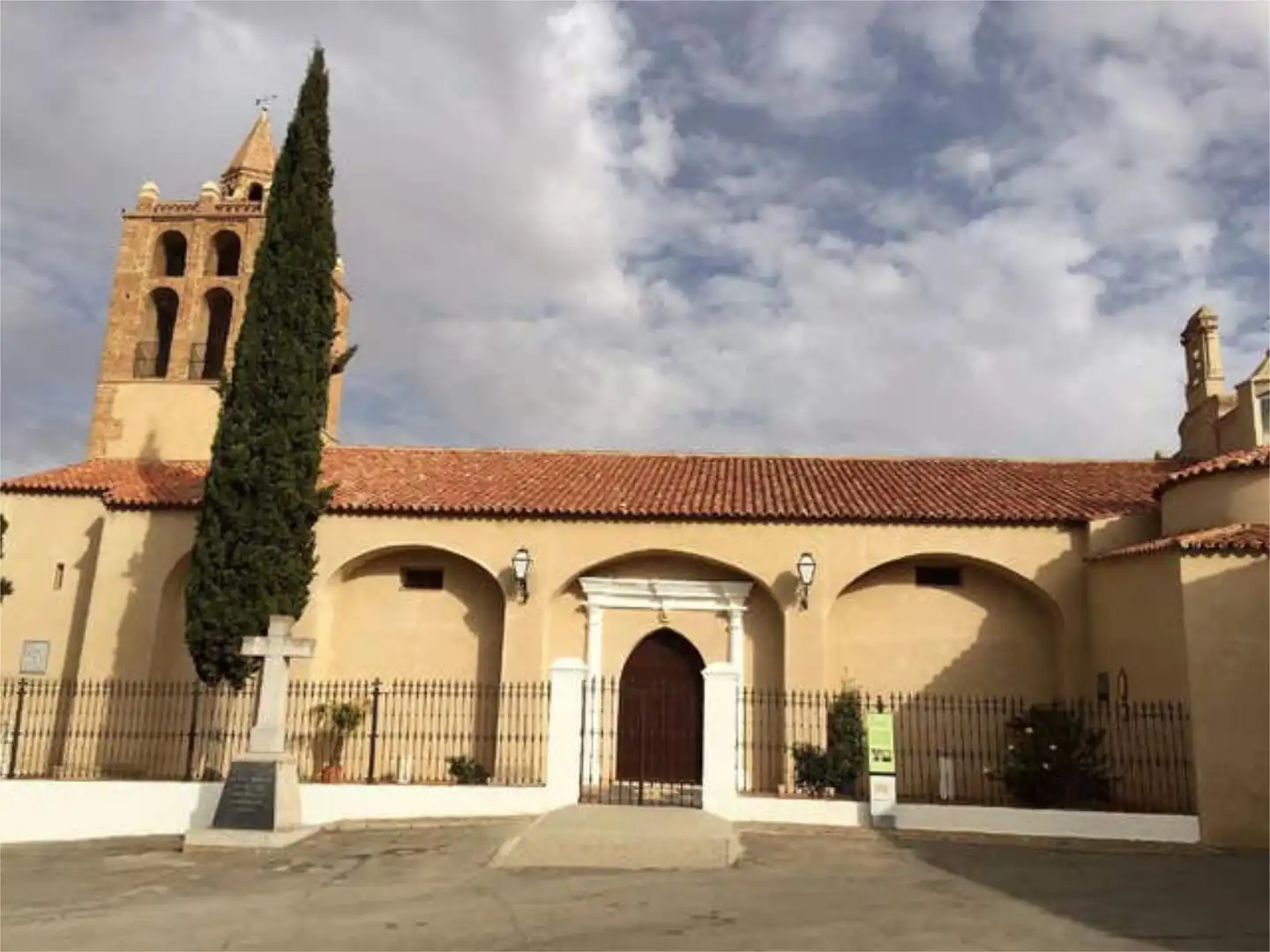Exterior view of Houses for sale in Valencia de las Torres  with Private garden