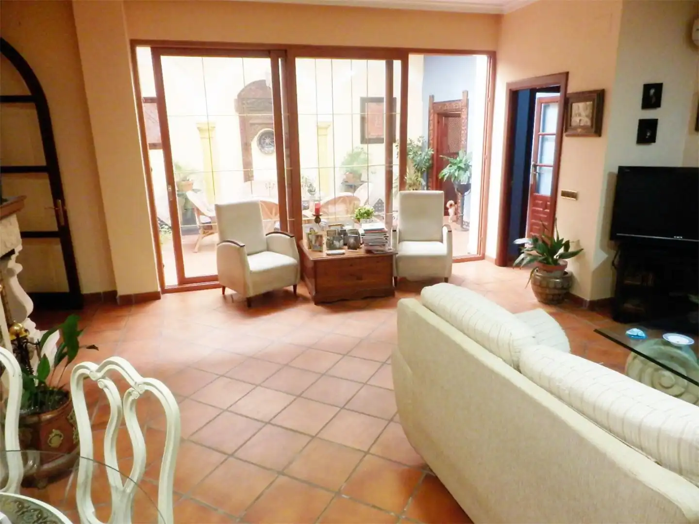 Casa adosada en venda a Calle Pompeyos, 4, Zona Centro Sala d'estar de Casa adosada en venda en Córdoba amb Aire condicionat, Calefacció i Terrassa