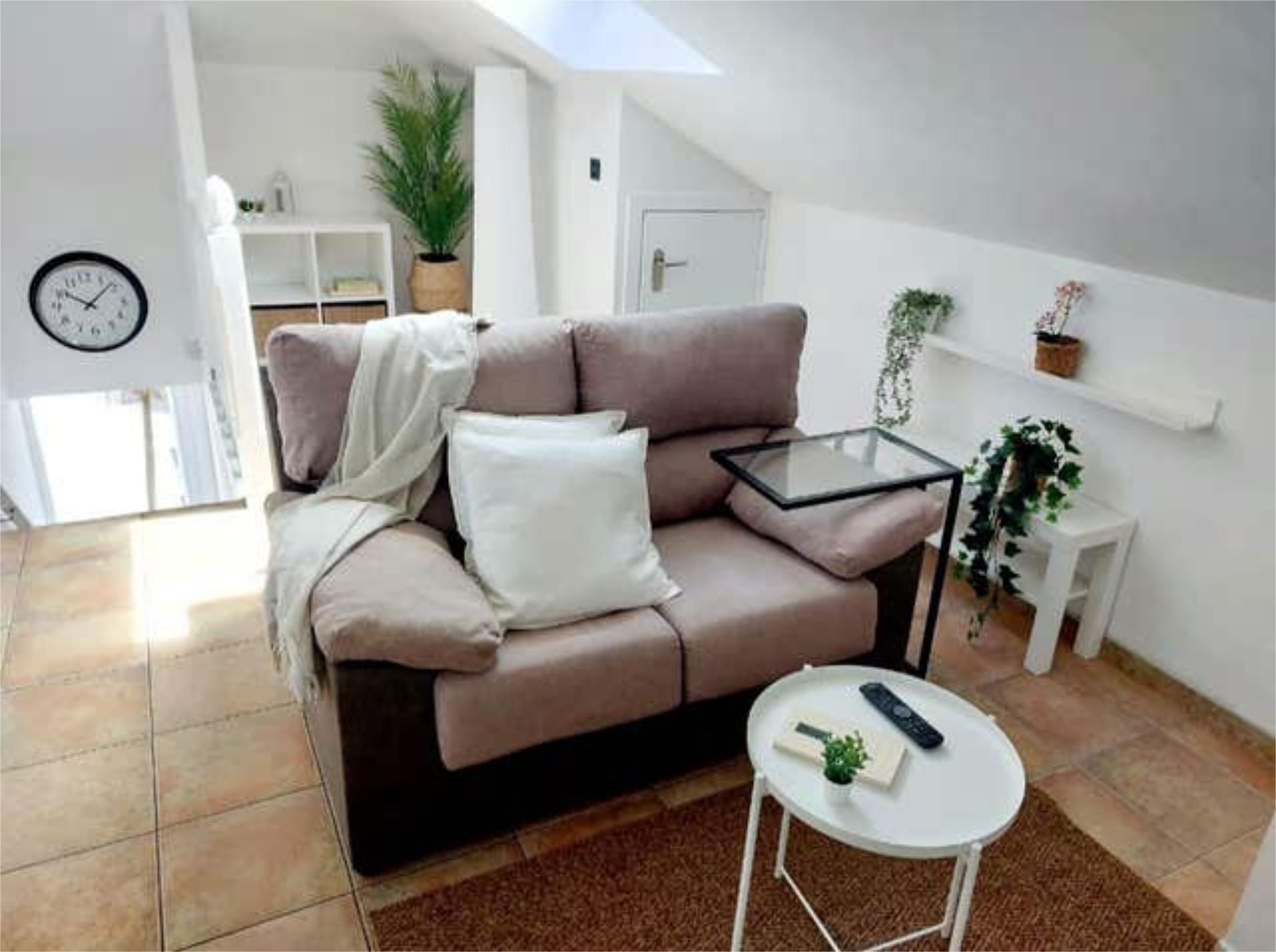 Sala d'estar de Àtic de lloguer en Oleiros amb Calefacció, Traster i Moblat