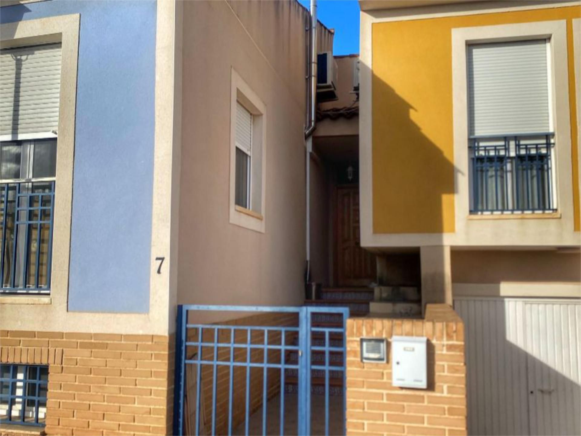 Vista exterior de Casa adosada en venda en Daya Nueva amb Aire condicionat