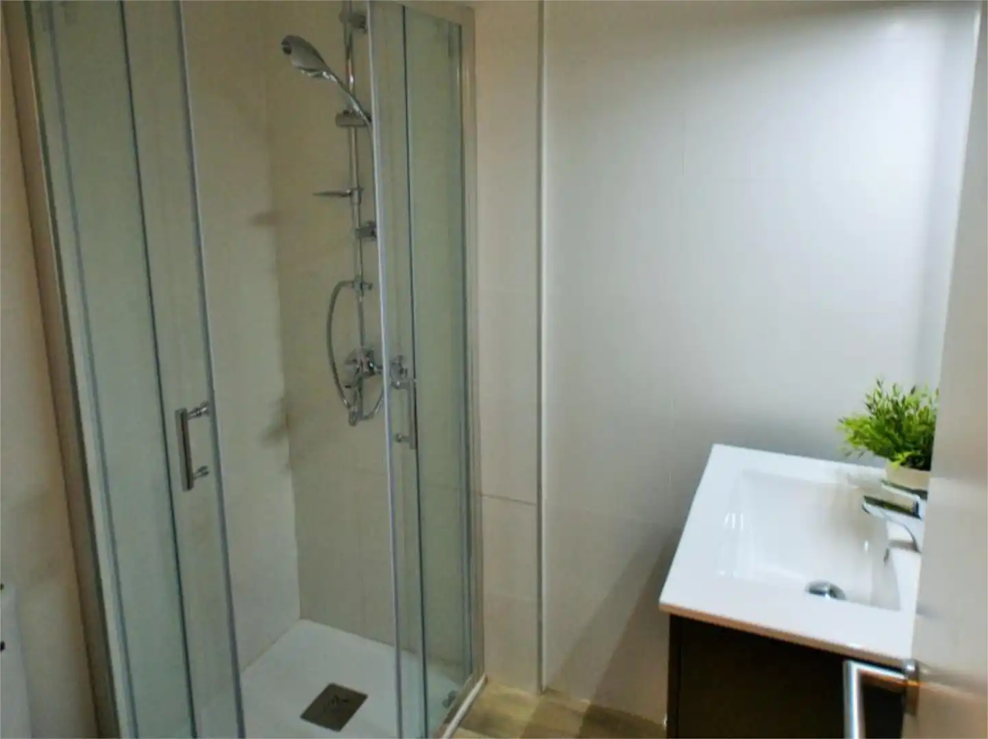 Apartamento de alquiler en Calle Ignacio Ellacuría, 12, Ventas Baño de Apartamento de alquiler en Madrid con Calefacción y Amueblado