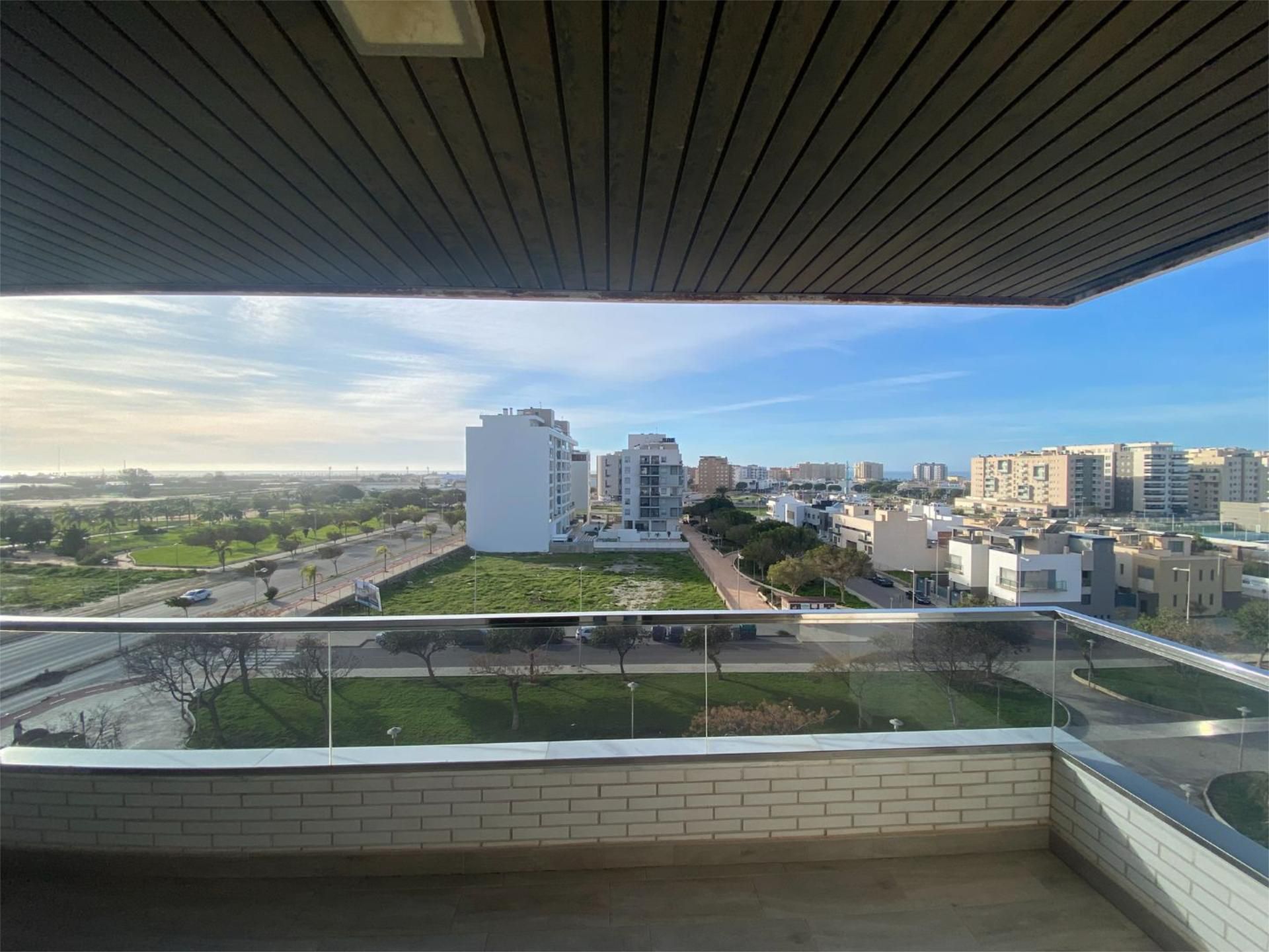 Vista exterior de Pis de lloguer en  Almería Capital amb Aire condicionat, Calefacció i Terrassa