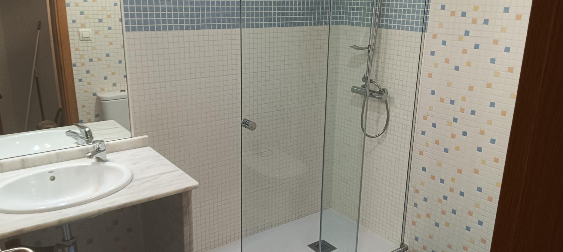 Bany de Estudi de lloguer en Vigo  amb Calefacció, Terrassa i Traster