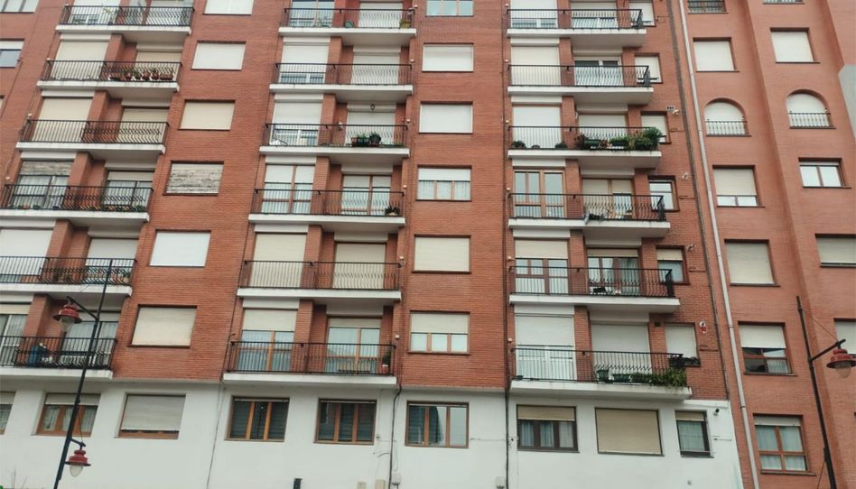 Piso en venta en Juan Bautista Uriarte Kalea, 28, Galdakao, Bizkaia - imagen 1 Foto 1 de Piso en venta en Juan Bautista Uriarte Kalea, 28, Galdakao, Bizkaia