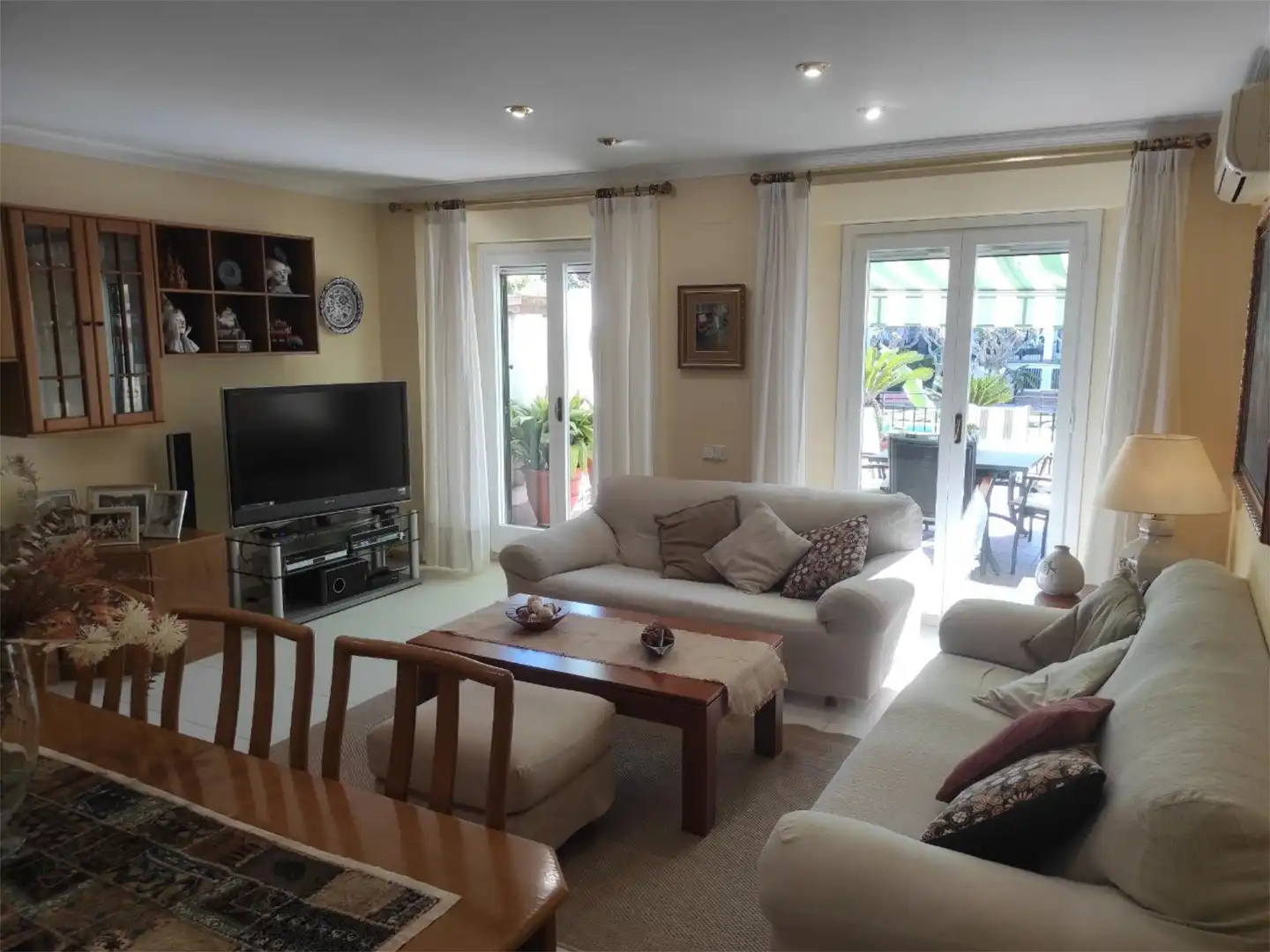 Casa adosada en venta en Calella Sala de estar de Casa adosada en venta en Calella con Aire acondicionado, Terraza y Piscina