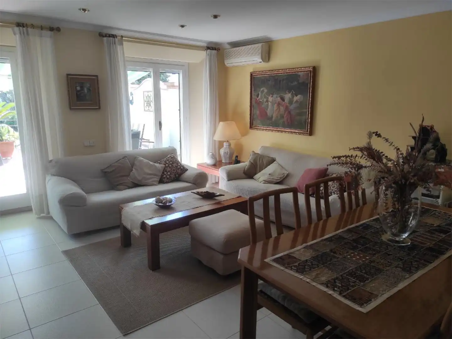 Casa adosada en venta en Calella Sala de estar de Casa adosada en venta en Calella con Aire acondicionado, Terraza y Piscina