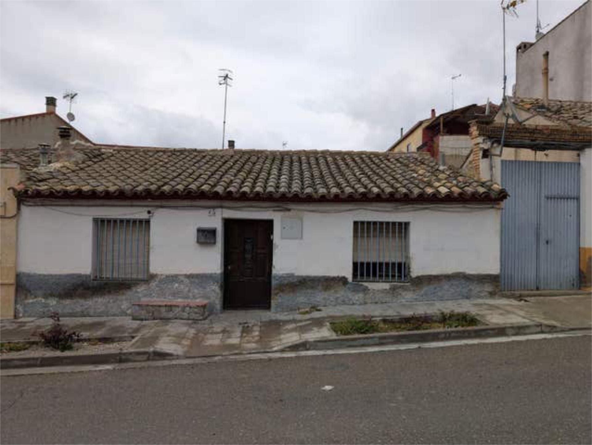 Vista exterior de Casa o xalet en venda en Tauste amb Jardí privat i Moblat