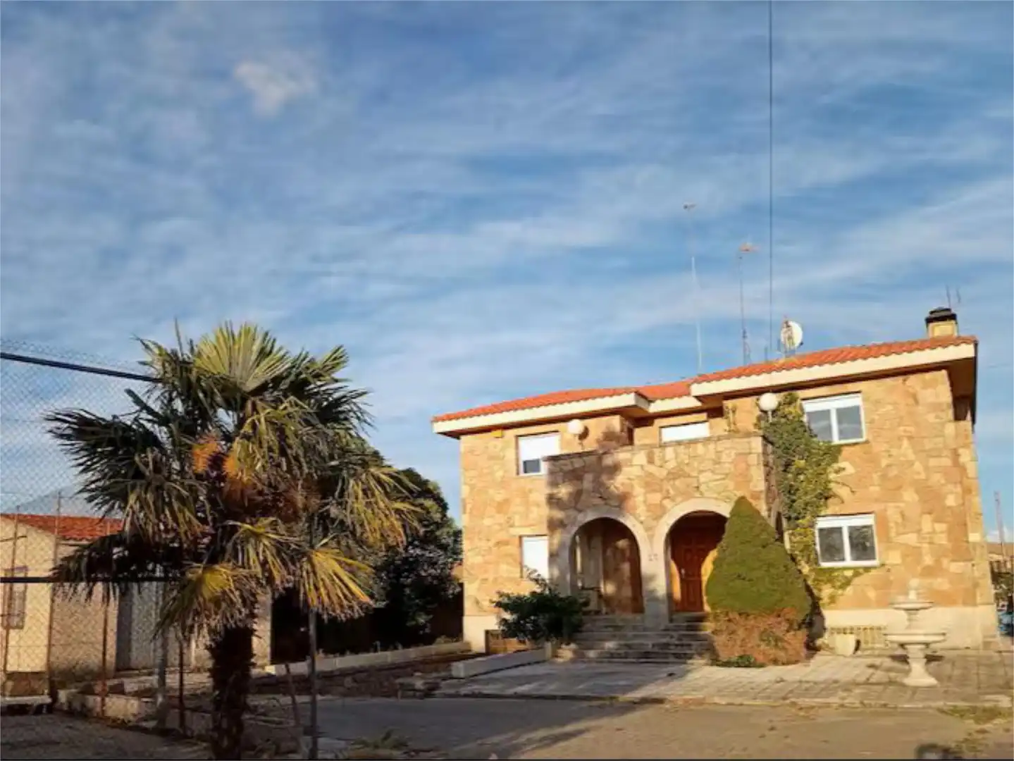 Vista exterior de Casa o chalet en venta en Calzada de Valdunciel con Terraza, Piscina y Balcón