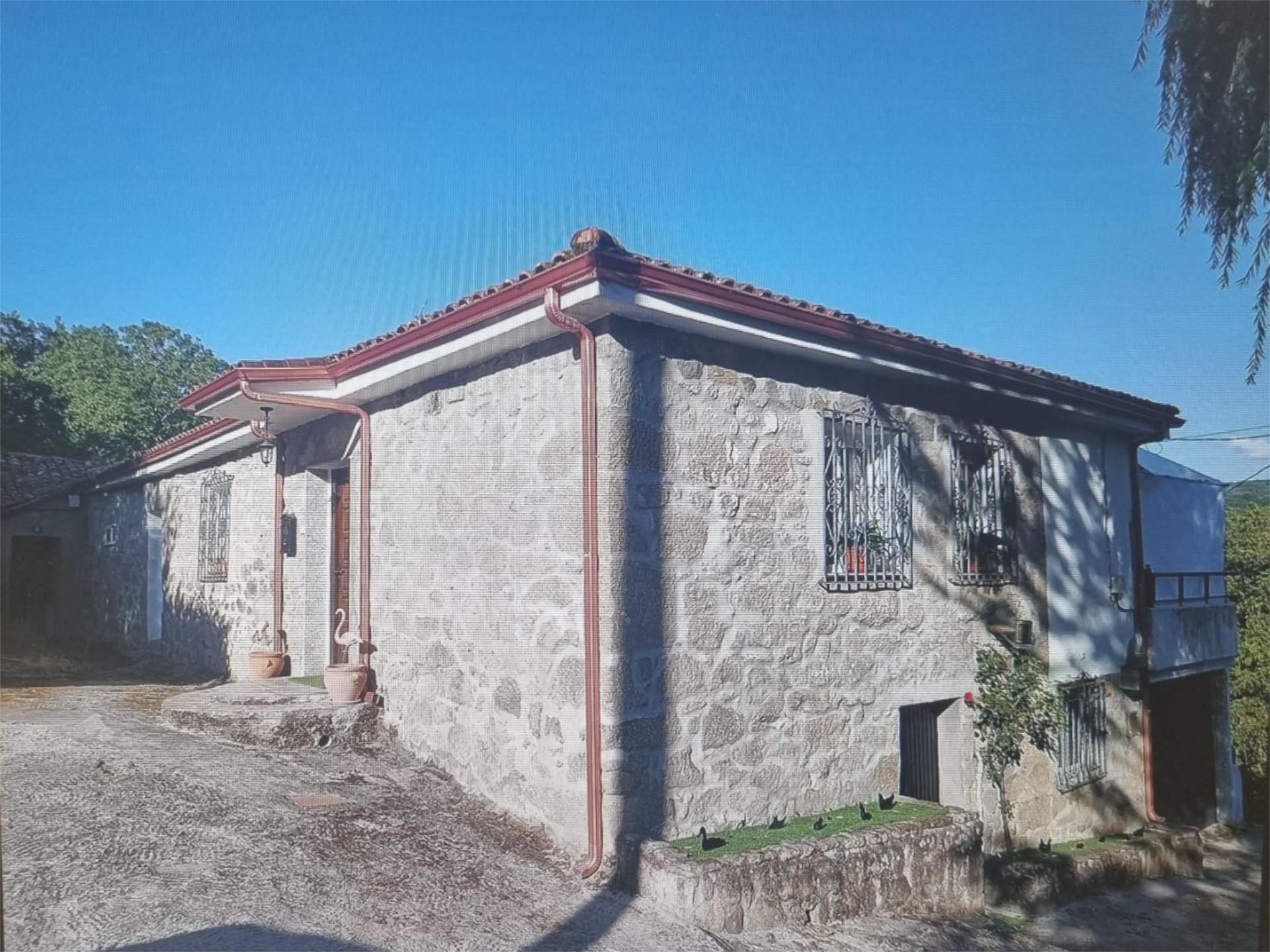 Vista exterior de Casa adosada en venda en Chantada amb Calefacció, Jardí privat i Terrassa