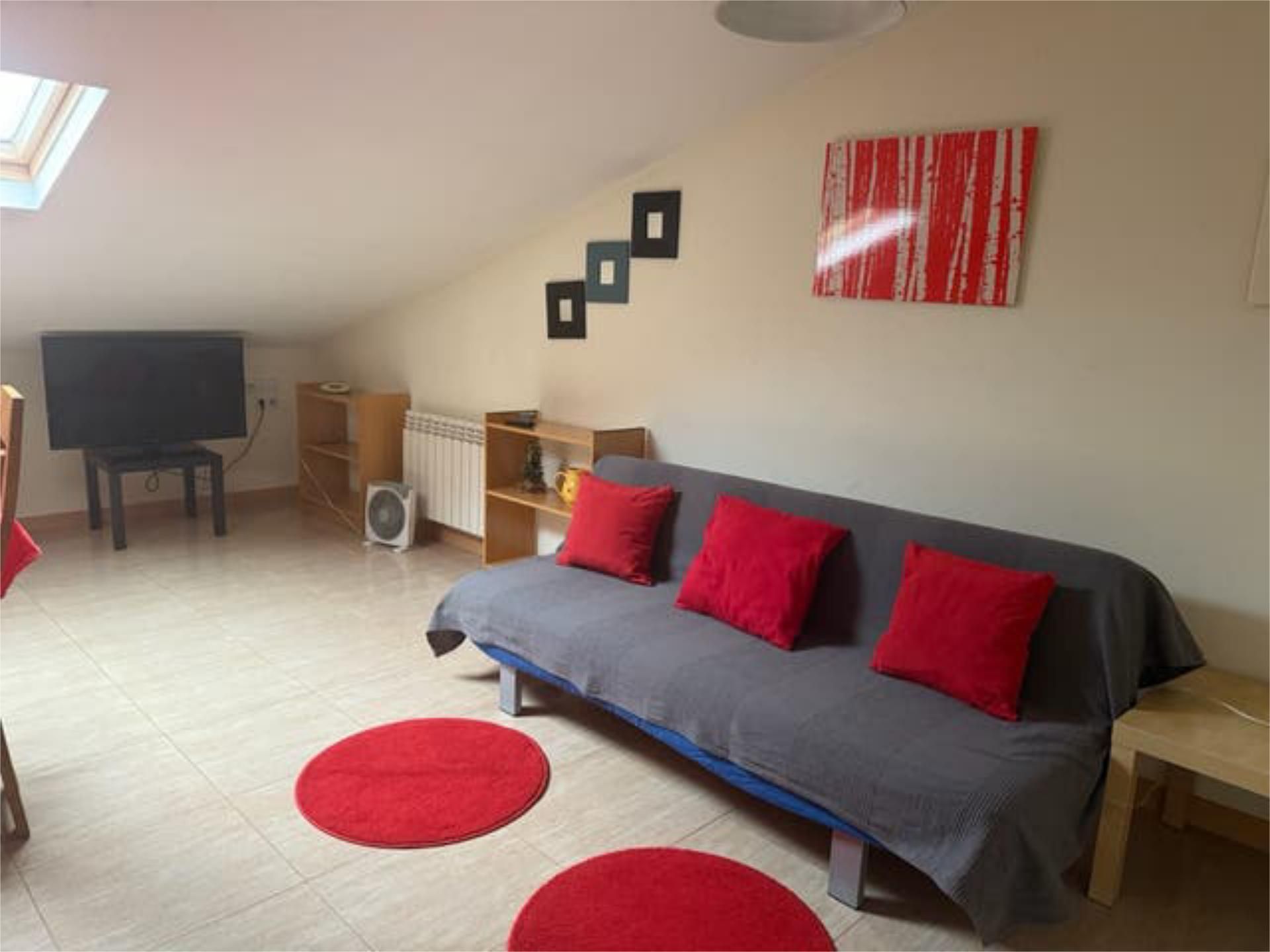 Sala d'estar de Apartament de lloguer en La Bañeza  amb Calefacció i Moblat