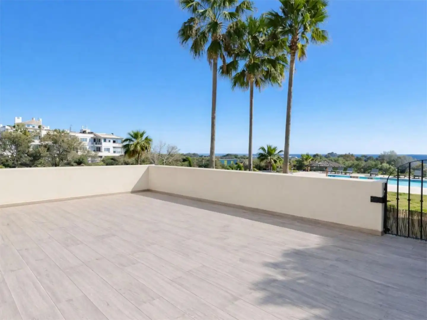 Terrasse von Wohnung zum Verkauf in Estepona mit Klimaanlage, Terrasse und Schwimmbad