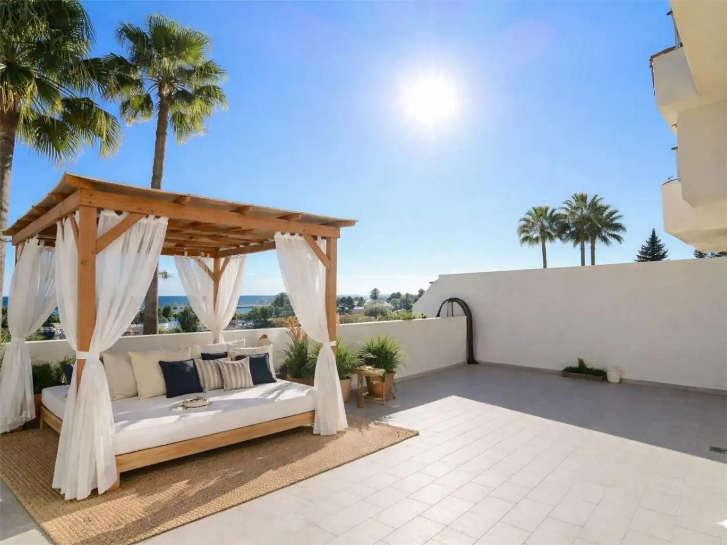 Terrasse von Wohnung zum Verkauf in Estepona mit Klimaanlage, Terrasse und Schwimmbad