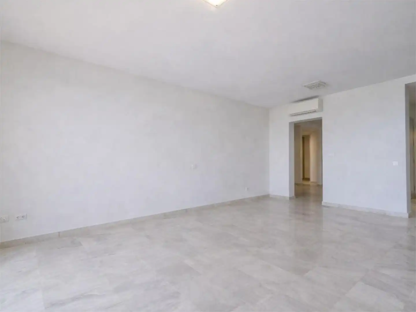 Wohnung zum Verkauf in Estepona mit Klimaanlage, Terrasse und Schwimmbad
