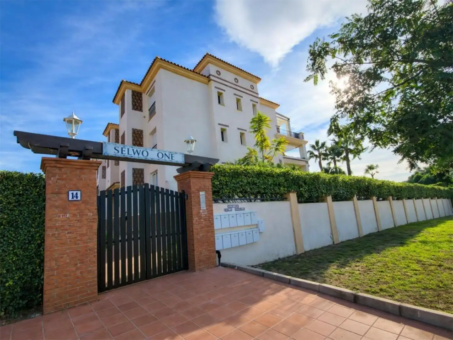 Außenansicht von Wohnung zum Verkauf in Estepona mit Klimaanlage, Terrasse und Schwimmbad