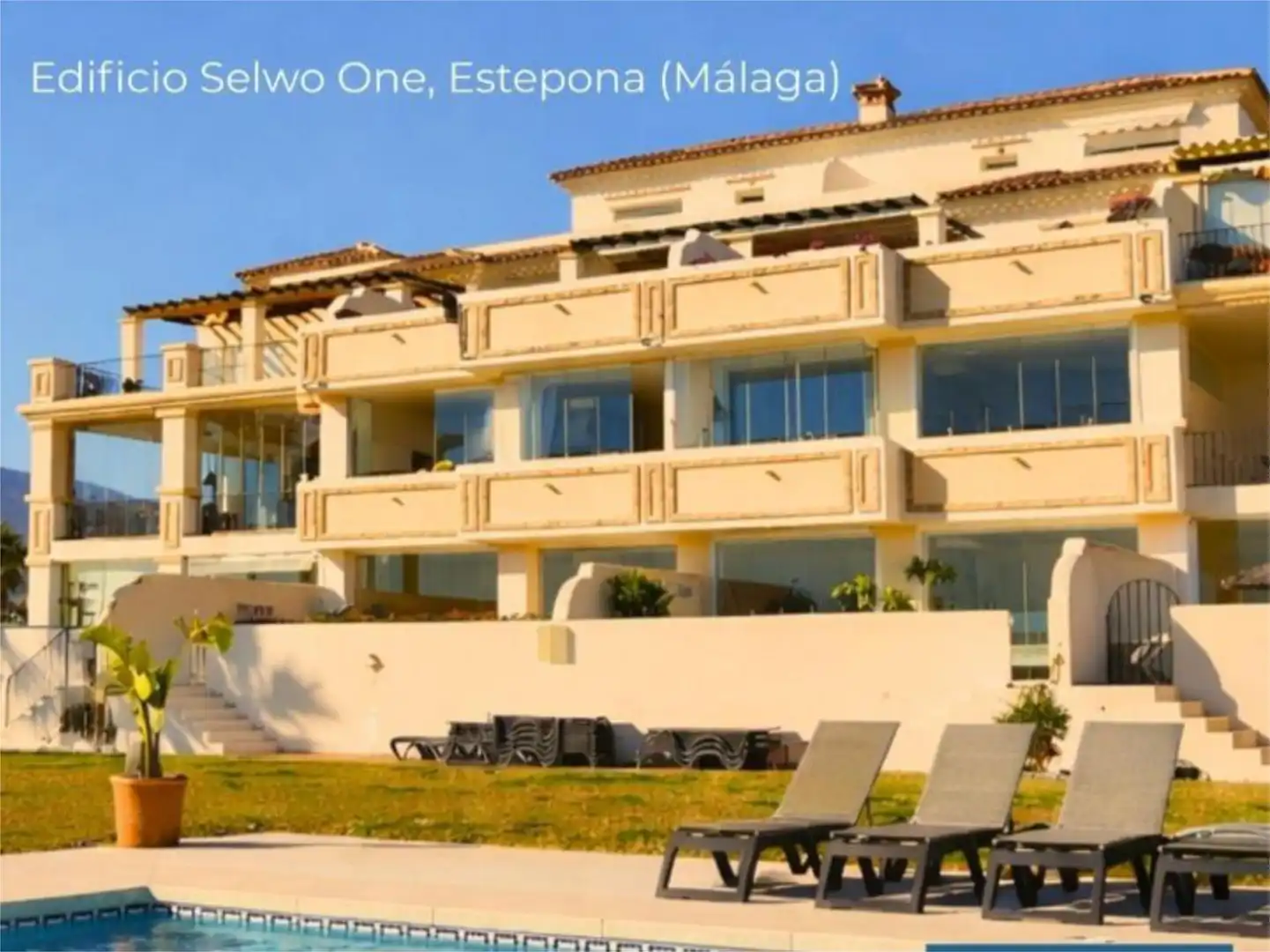 Außenansicht von Wohnung zum Verkauf in Estepona mit Klimaanlage, Terrasse und Schwimmbad