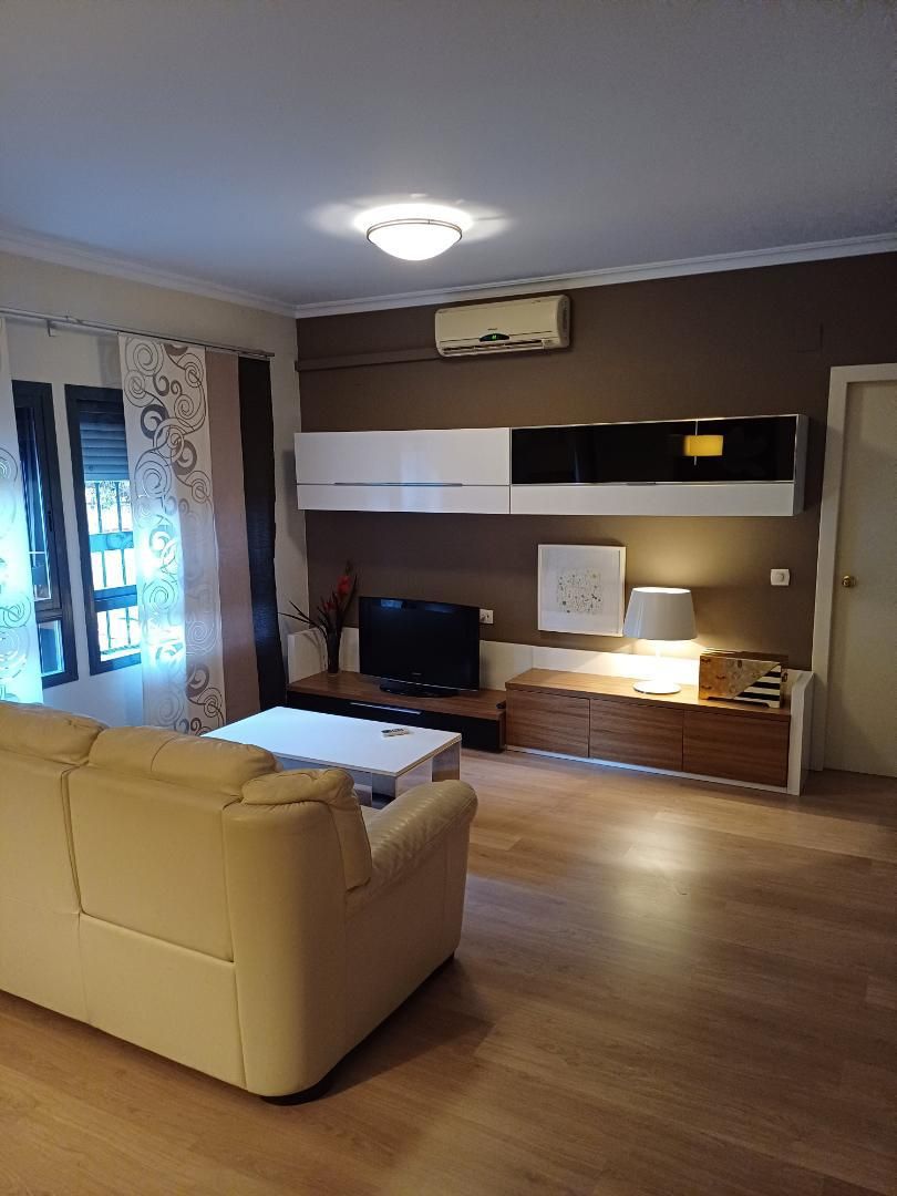 Sala d'estar de Pis de lloguer en  Sevilla Capital amb Aire condicionat, Calefacció i Parquet