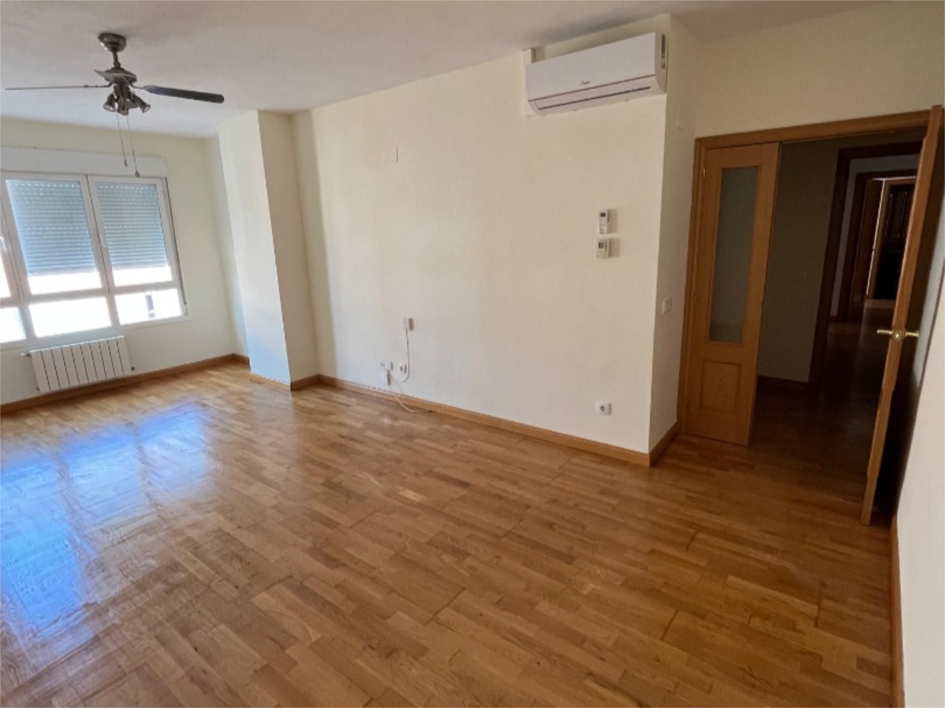 Dormitori de Pis de lloguer en  Toledo Capital amb Aire condicionat i Piscina