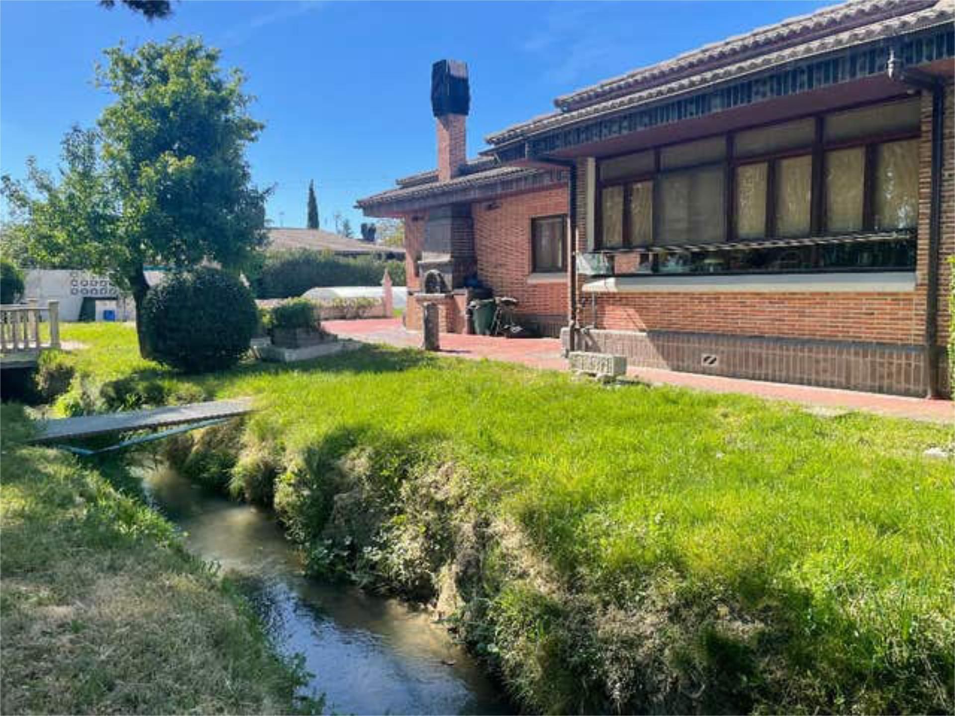 Exterior view of Single-family semi-detached for sale in Valladolid Capital  with Terrace and Swimming Pool