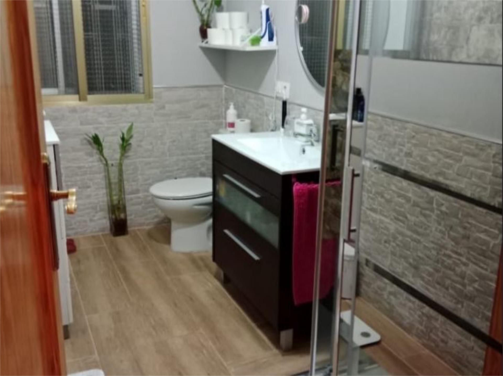 Bathroom of Flat for sale in Aranjuez  with Air Conditioner, Parquet flooring and Storage room