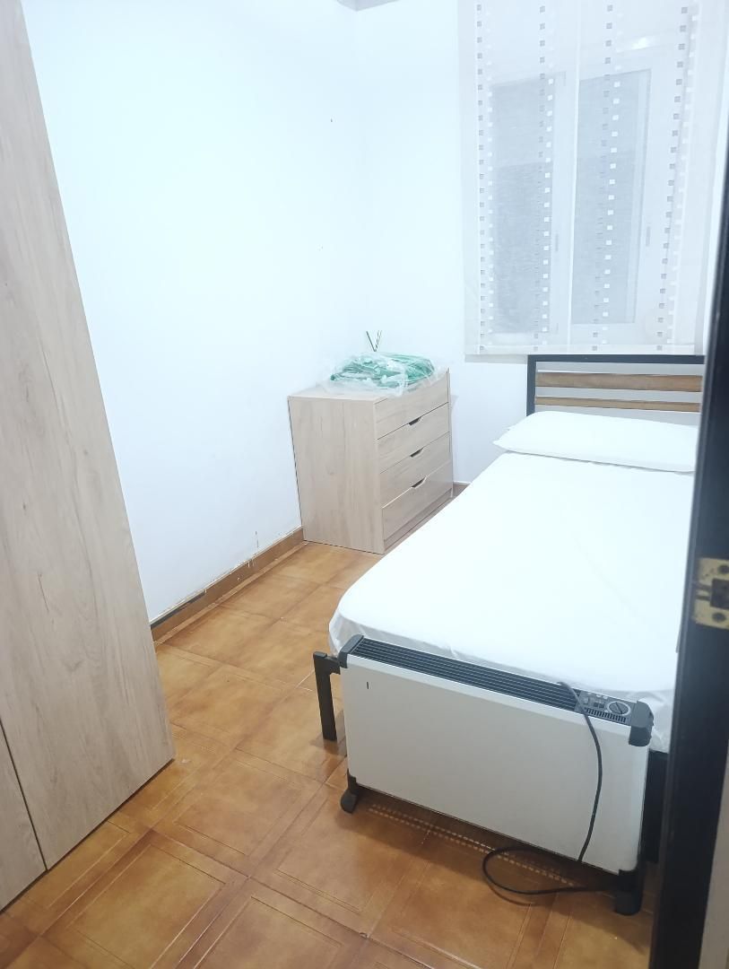 Dormitori de Pis per a compartir en Santa Coloma de Gramenet amb Moblat, Forn i Rentadora