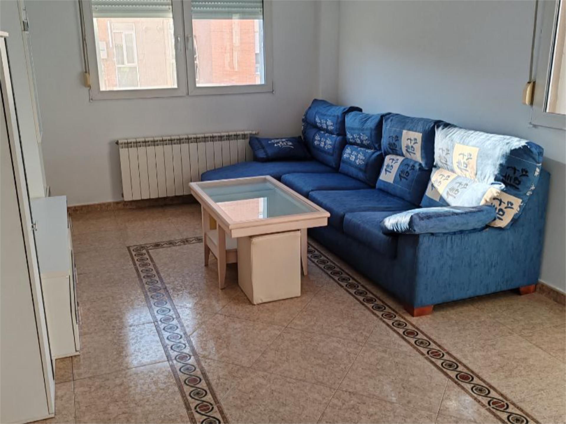 Sala d'estar de Pis de lloguer en Alcázar de San Juan amb Calefacció, Jardí privat i Moblat