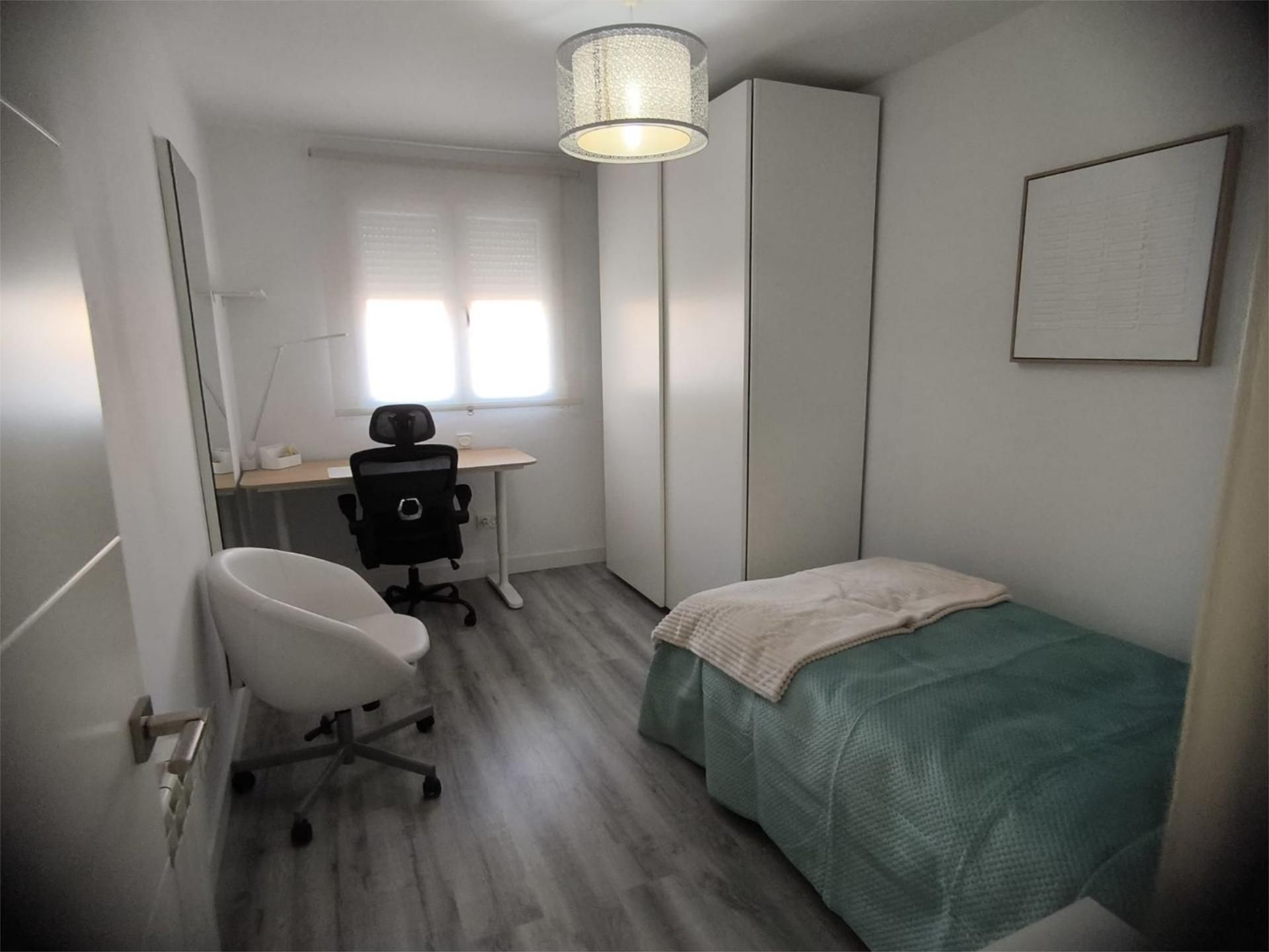 Bedroom of Flat for share in Valladolid Capital  with Heating, Parquet flooring and Terrace