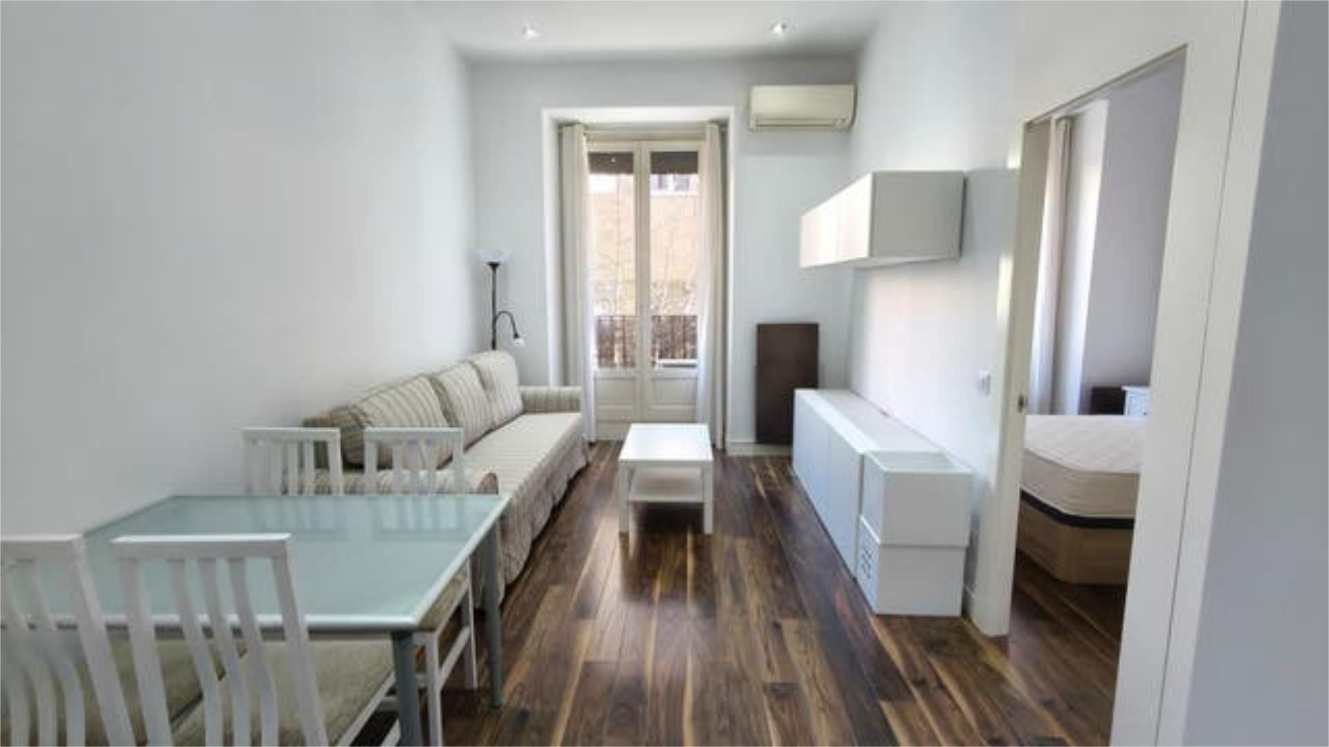 Sala d'estar de Pis de lloguer en  Madrid Capital amb Calefacció, Terrassa i Moblat