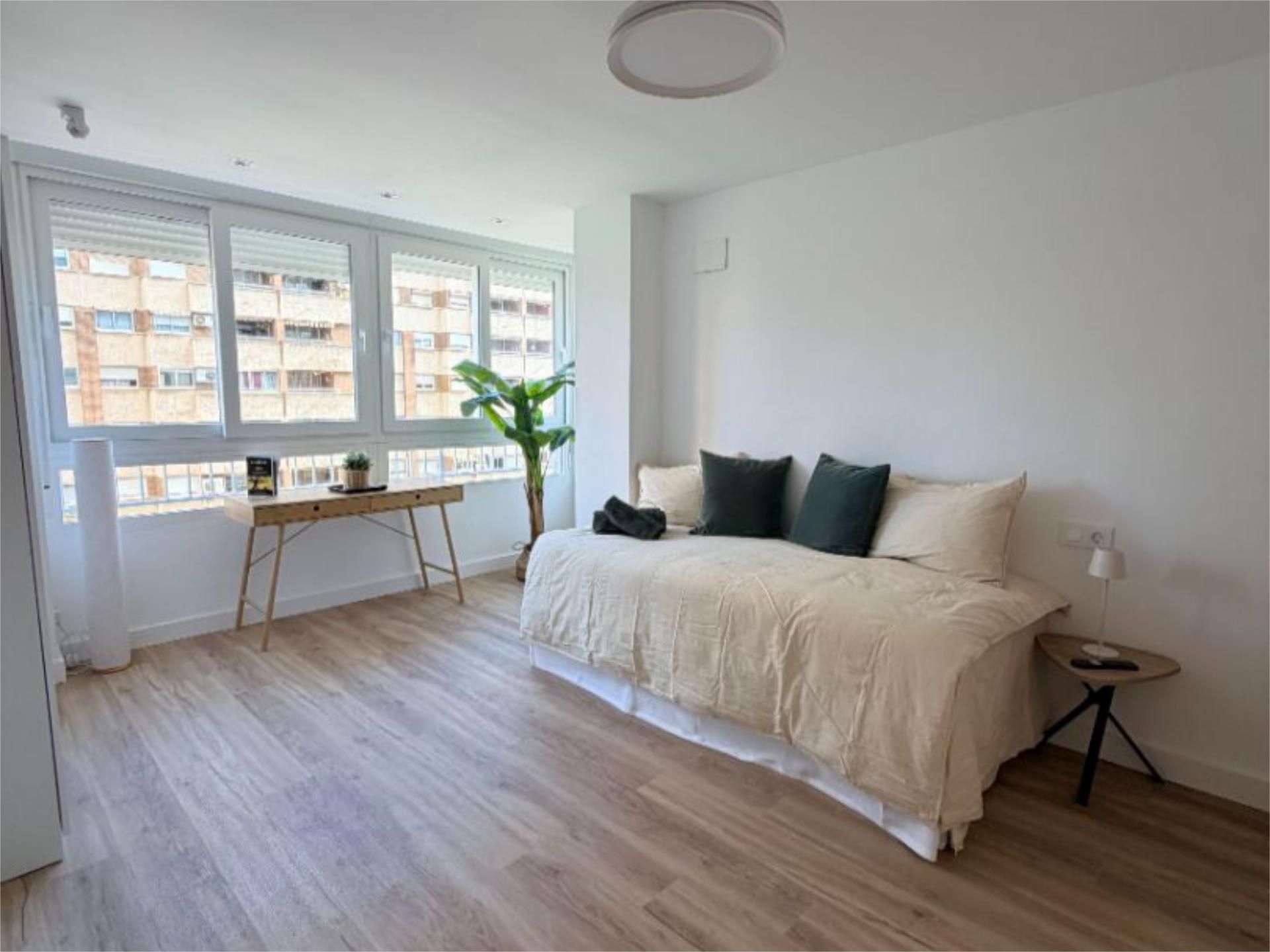 Dormitori de Pis de lloguer en  Valencia Capital amb Parquet, Terrassa i Moblat