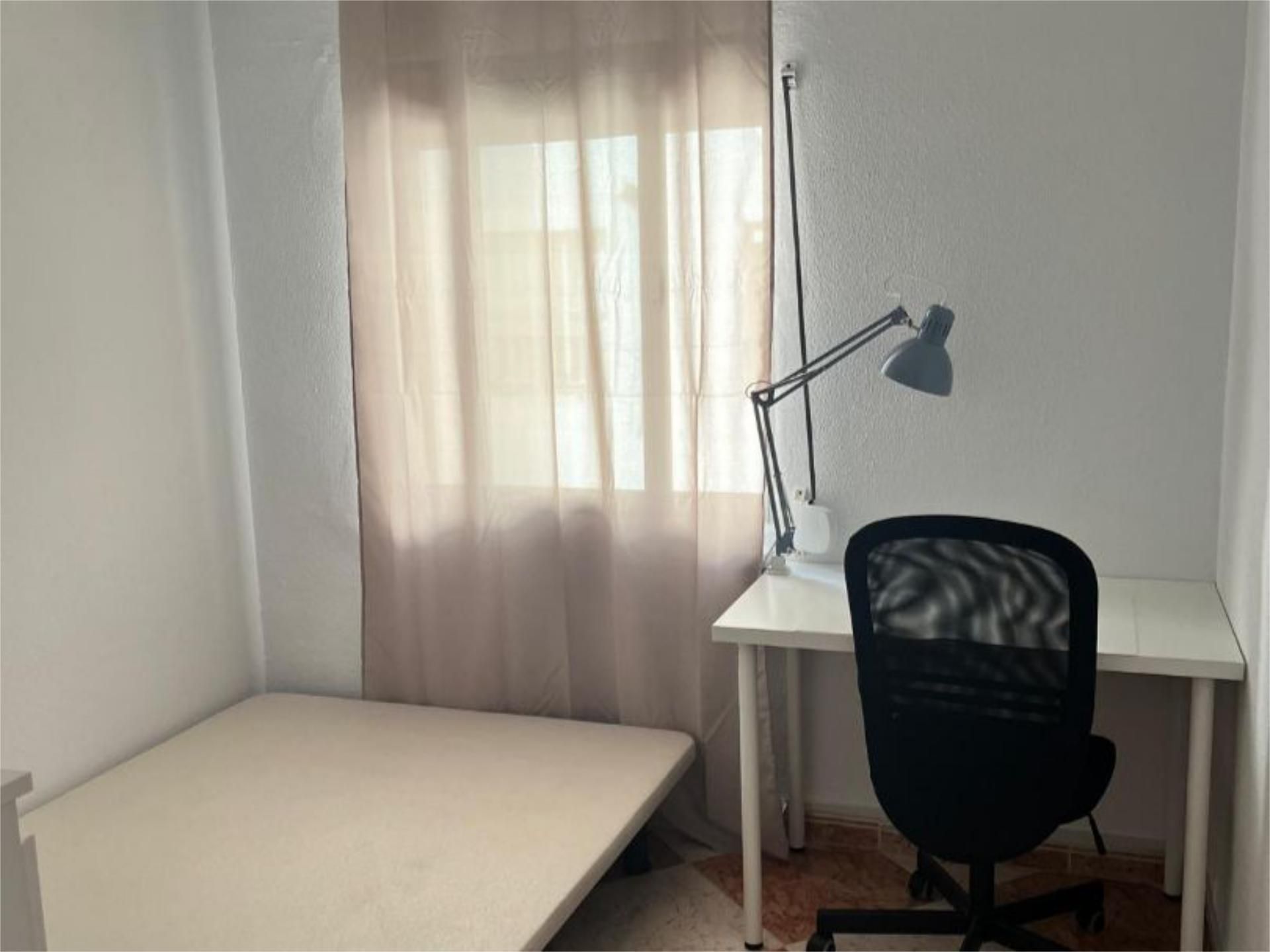 Bedroom of Flat to share in  Sevilla Capital  with Air Conditioner, Furnished and Balcony