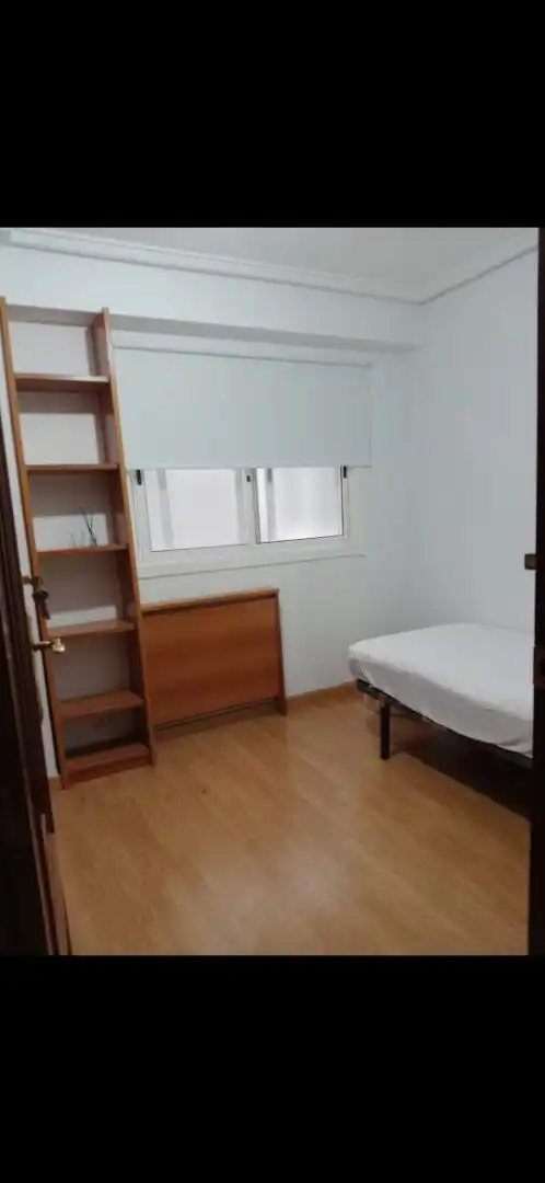 Room in Avenida Gran Canaria, 20, Los Rosales Bedroom of Flat for share in A Coruña Capital with Parquet flooring, Furnished and Oven