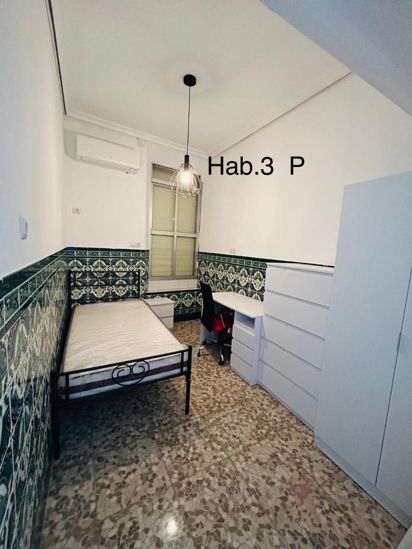 Dormitori de Casa adosada per a compartir en  Sevilla Capital amb Aire condicionat, Terrassa i Moblat
