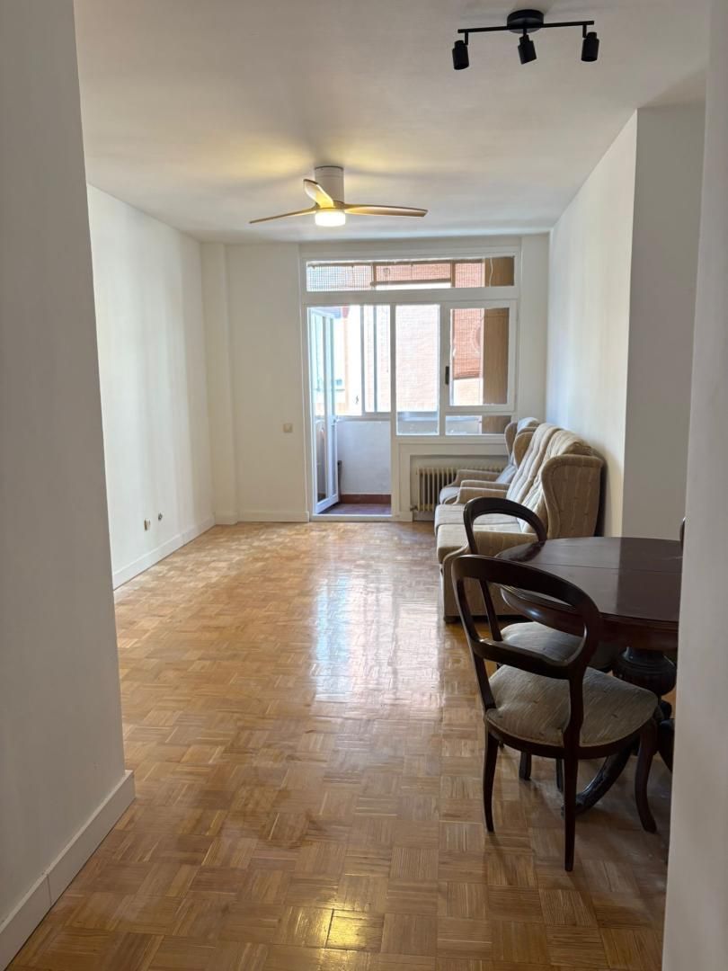 Sala d'estar de Pis de lloguer en  Madrid Capital amb Calefacció, Parquet i Moblat