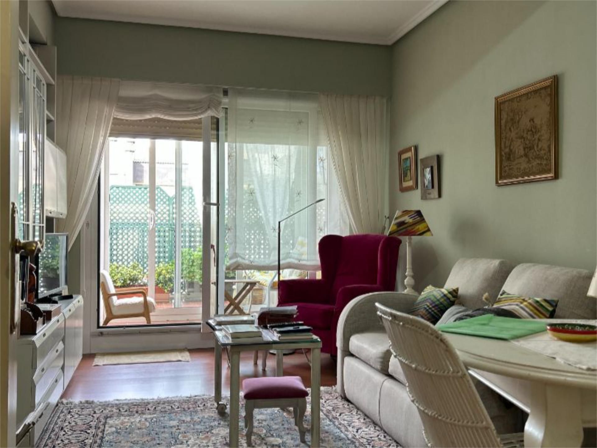 Sala d'estar de Pis en venda en Donostia - San Sebastián  amb Aire condicionat i Terrassa