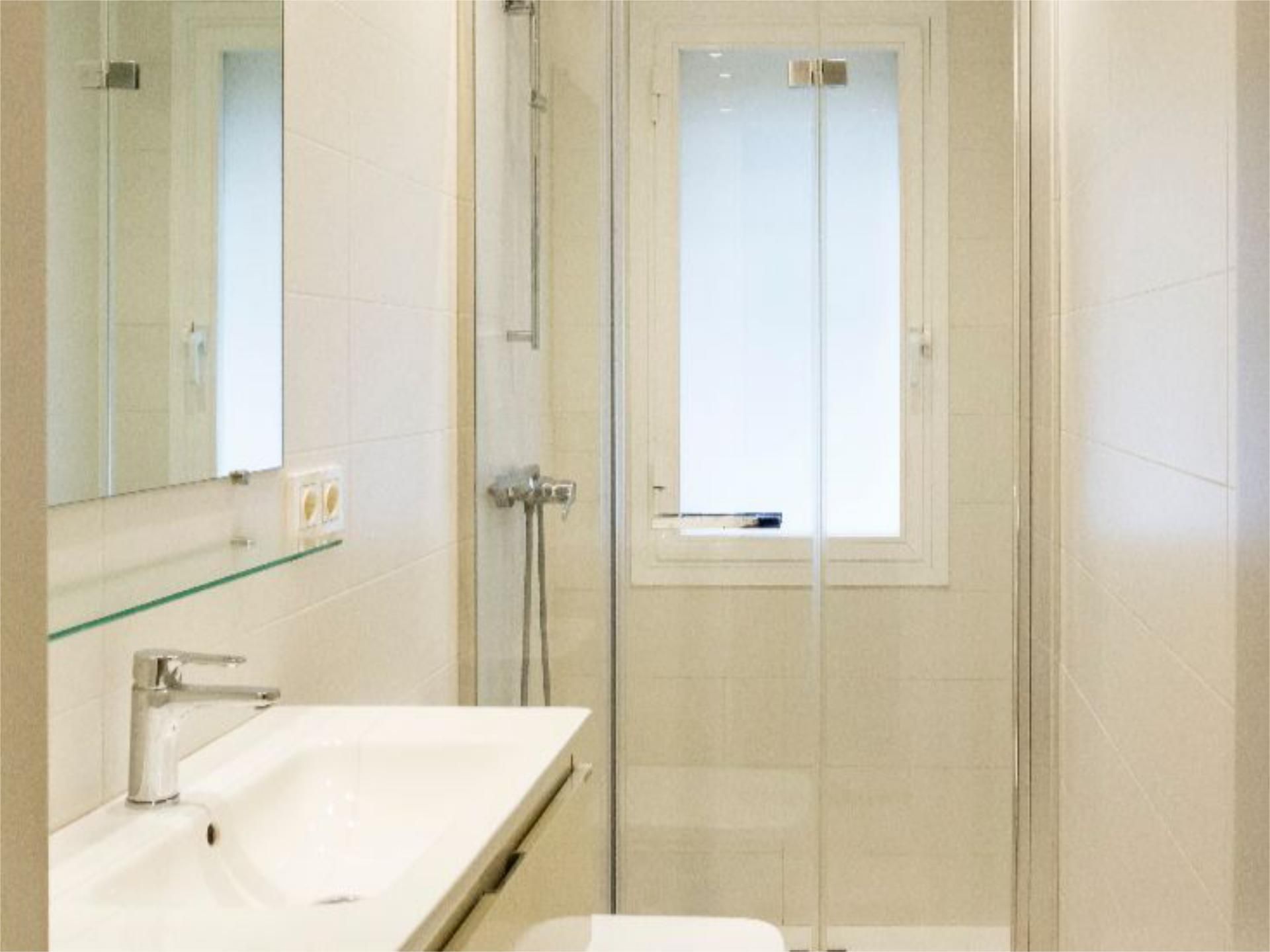 Bathroom of Flat for sale in Donostia - San Sebastián   with Heating, Parquet flooring and Furnished