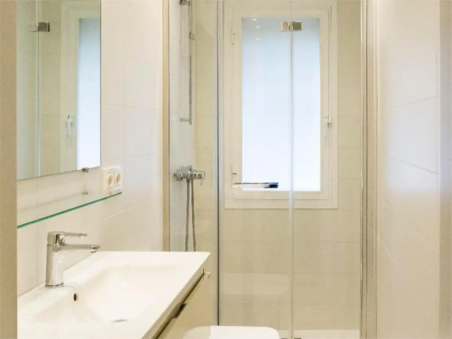 Bany de Pis en venda en Donostia - San Sebastián  amb Calefacció, Parquet i Moblat