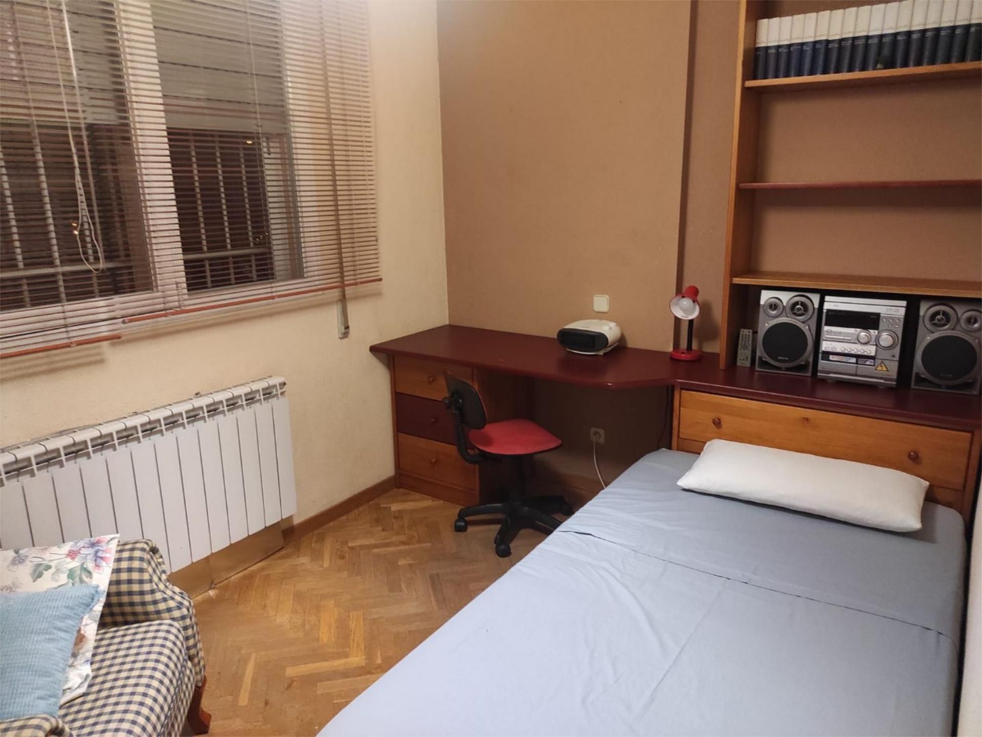 Dormitori de Pis per a compartir en  Madrid Capital amb Calefacció, Parquet i Moblat