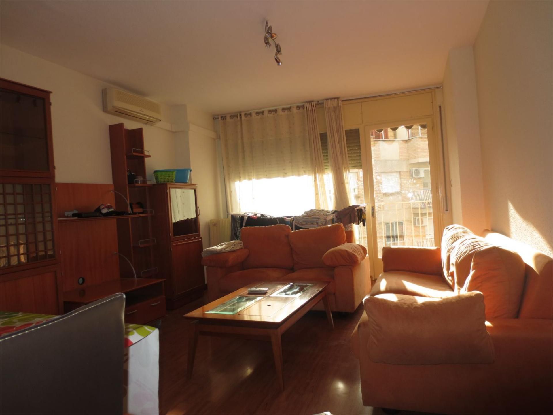 Pis de lloguer a Carrer Doctor Combelles, 48, Instituts - Universitat