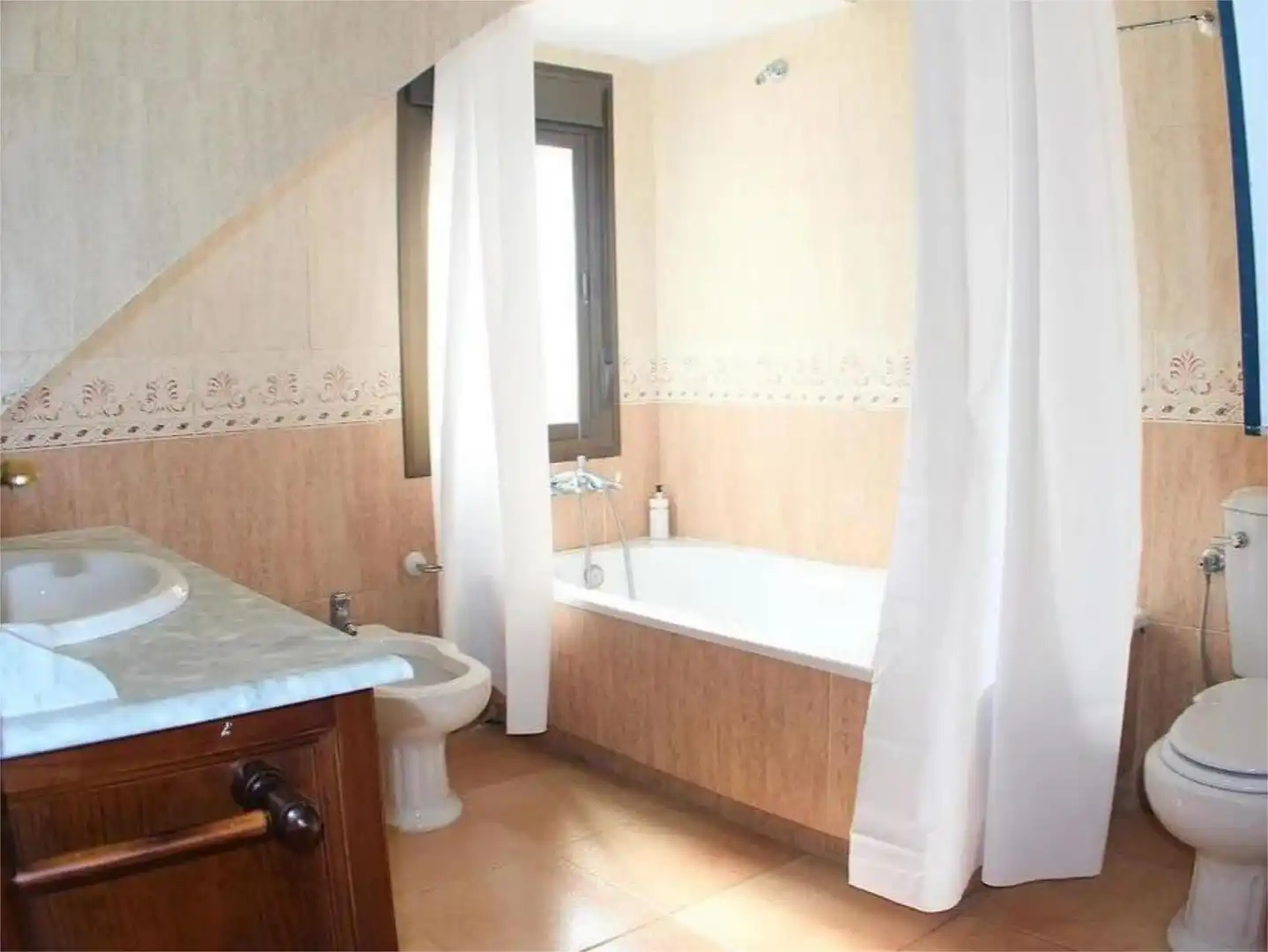 Houses for rent in Calle el Salmonete, 7, Novo Sancti Petri Bathroom of Houses for rent in Chiclana de la Frontera with Air Conditioner, Private garden and Terrace