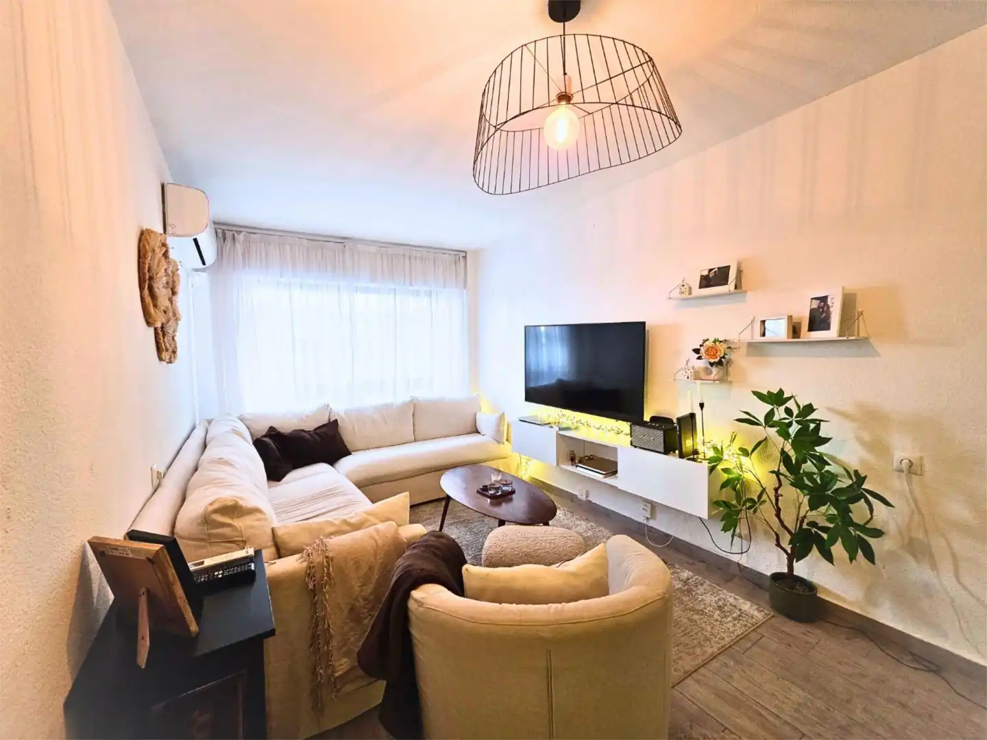 Piso en venta en Calle Gumersindo, 89, Las Piscinas Naturales Sala de estar de Piso en venta en Torrevieja con Aire acondicionado