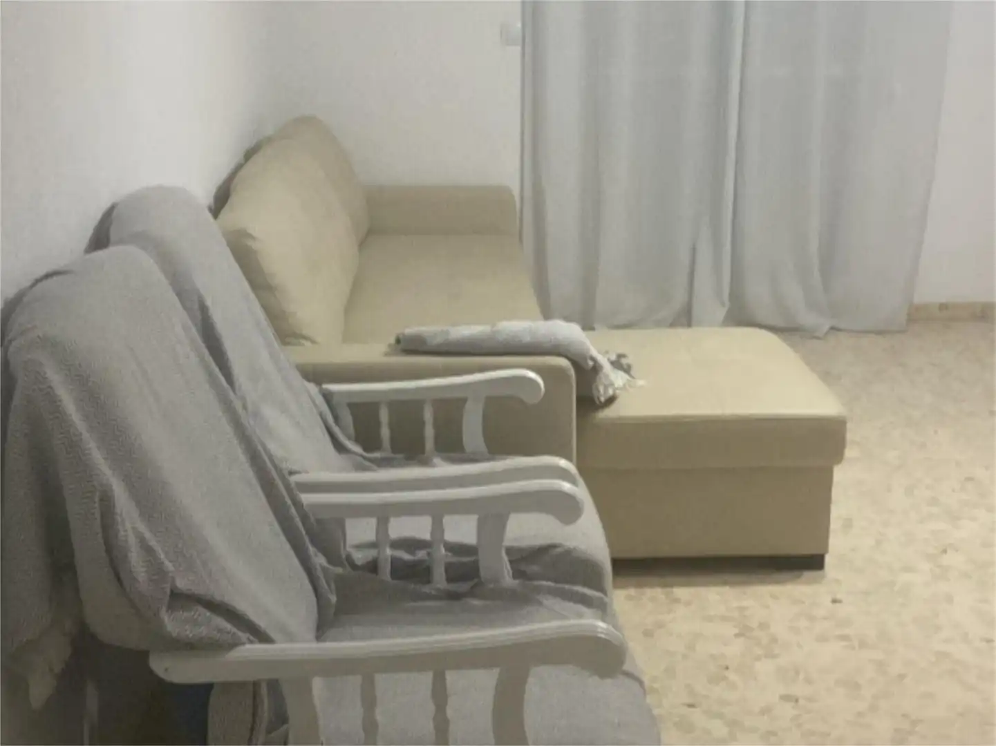 Piso en venta en Avenida de la Hispanidad, 14, Avenida de Rota Sala de estar de Piso en venta en Chipiona con Aire acondicionado, Amueblado y Balcón