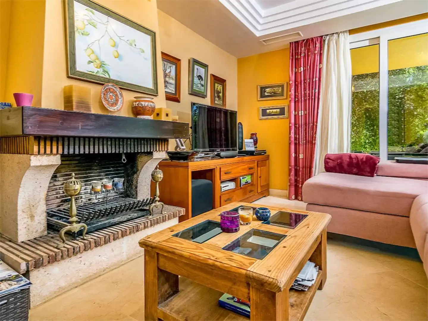 Wohnzimmer von Einfamilien-Reihenhaus zum Verkauf in Mijas mit Klimaanlage, Terrasse und Balkon