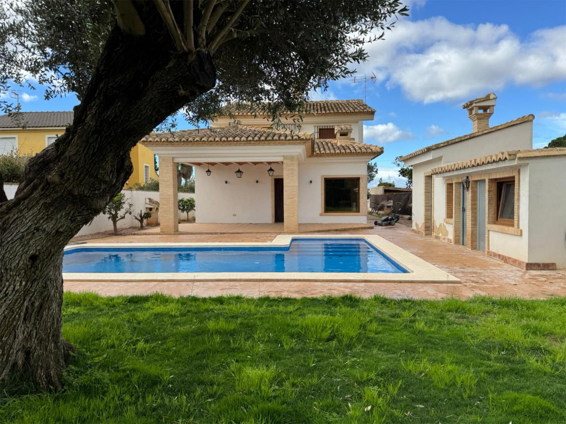 Vista exterior de Casa o xalet en venda en Bétera amb Aire condicionat, Terrassa i Piscina