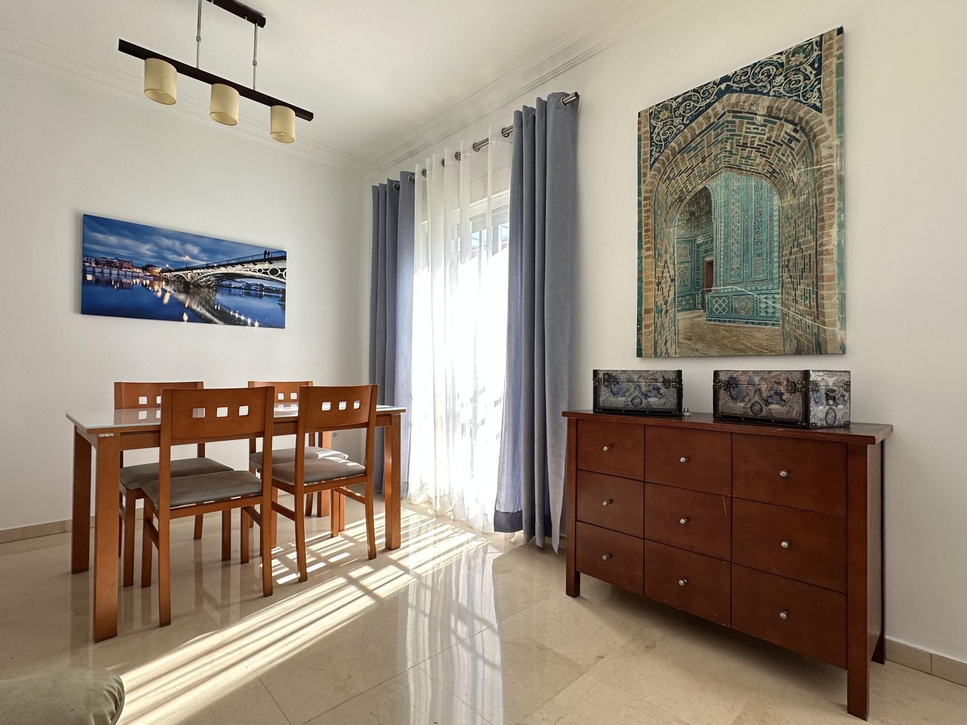 Menjador de Pis de lloguer en  Sevilla Capital amb Aire condicionat, Calefacció i Traster