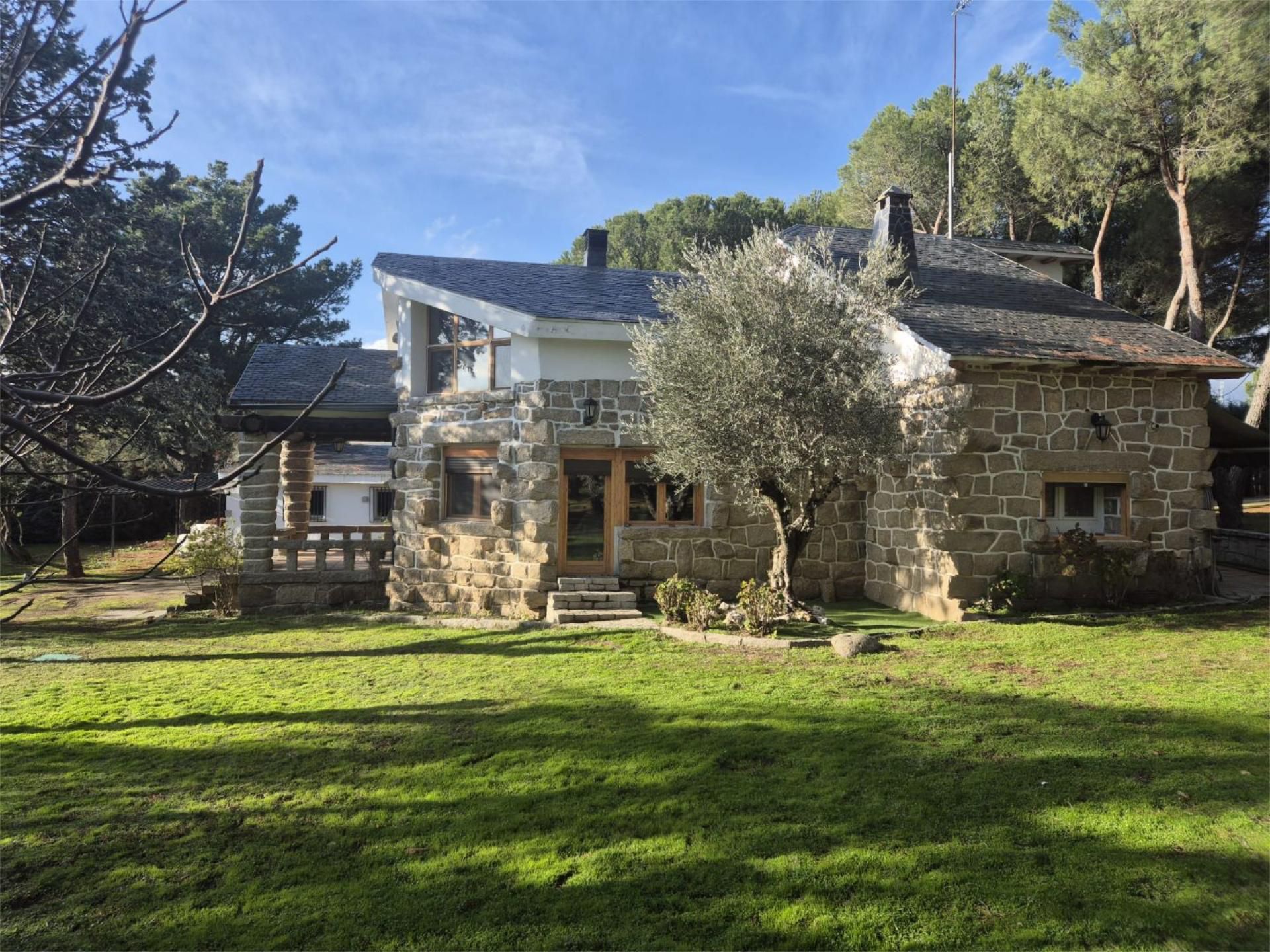 Vista exterior de Casa o xalet en venda en Guadarrama amb Terrassa i Piscina